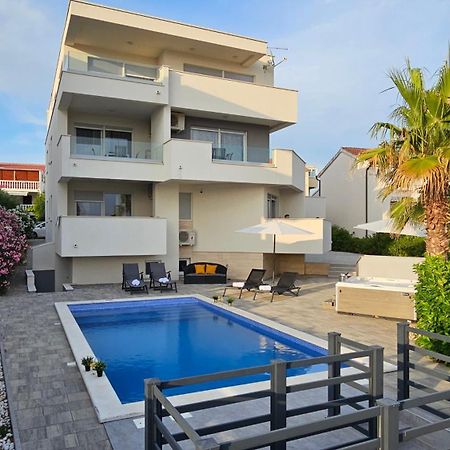 Apartments Pool Villa Aldura Новаля Екстер'єр фото