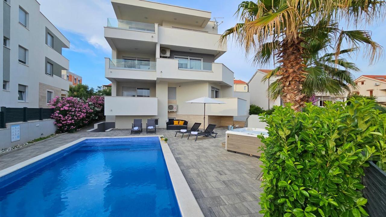 Apartments Pool Villa Aldura Новаля Екстер'єр фото