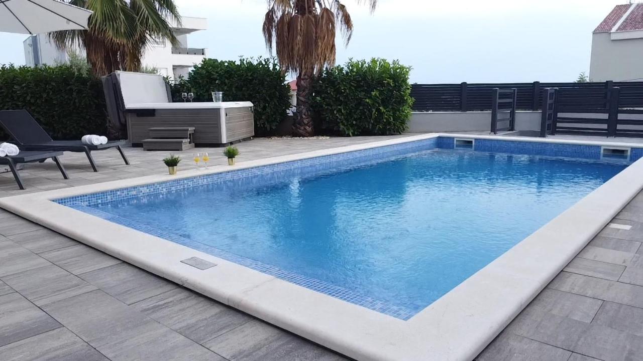 Apartments Pool Villa Aldura Новаля Екстер'єр фото