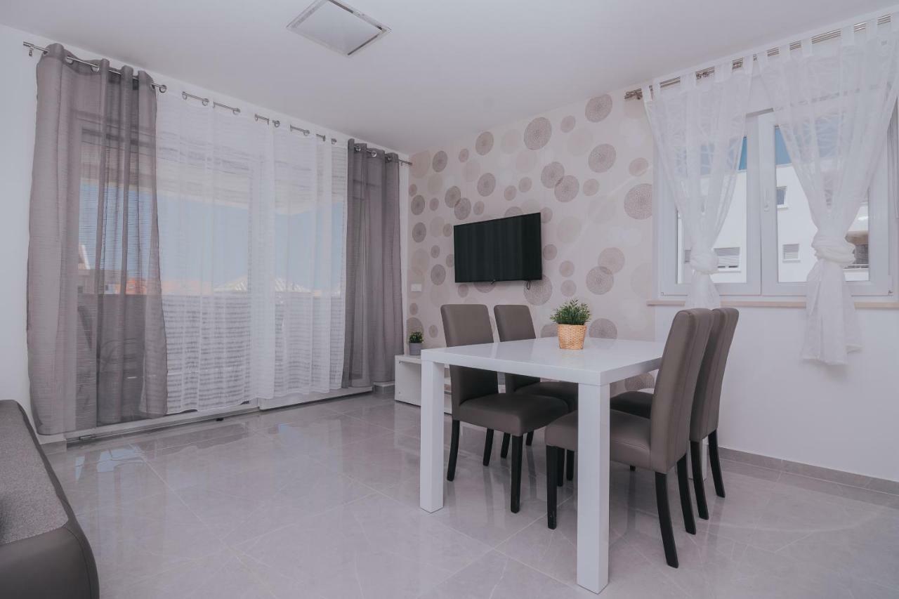 Apartments Pool Villa Aldura Новаля Номер фото
